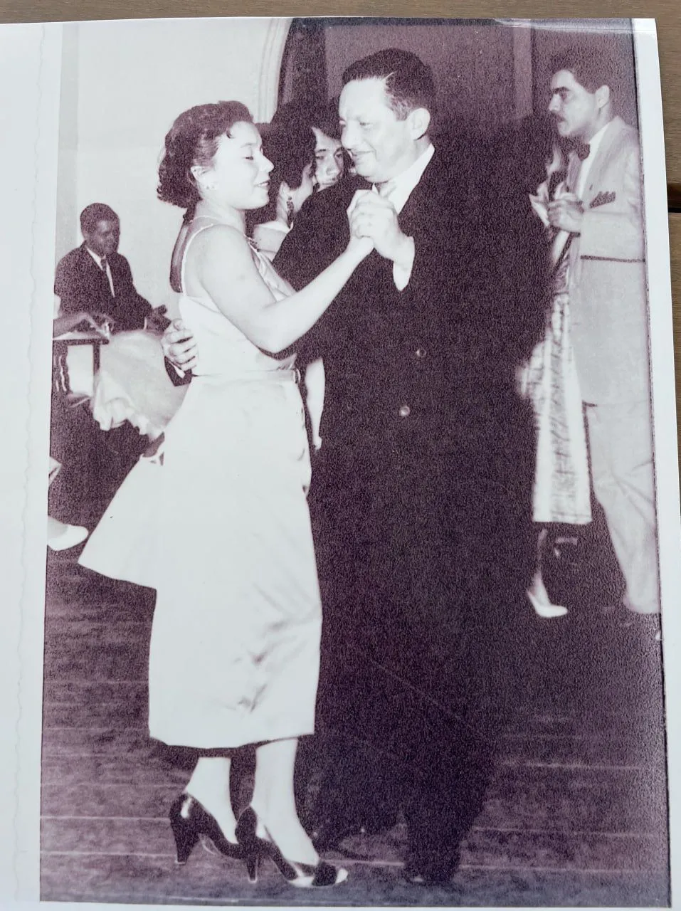 Мелодия Времени: Оживший Танец Воспоминаний