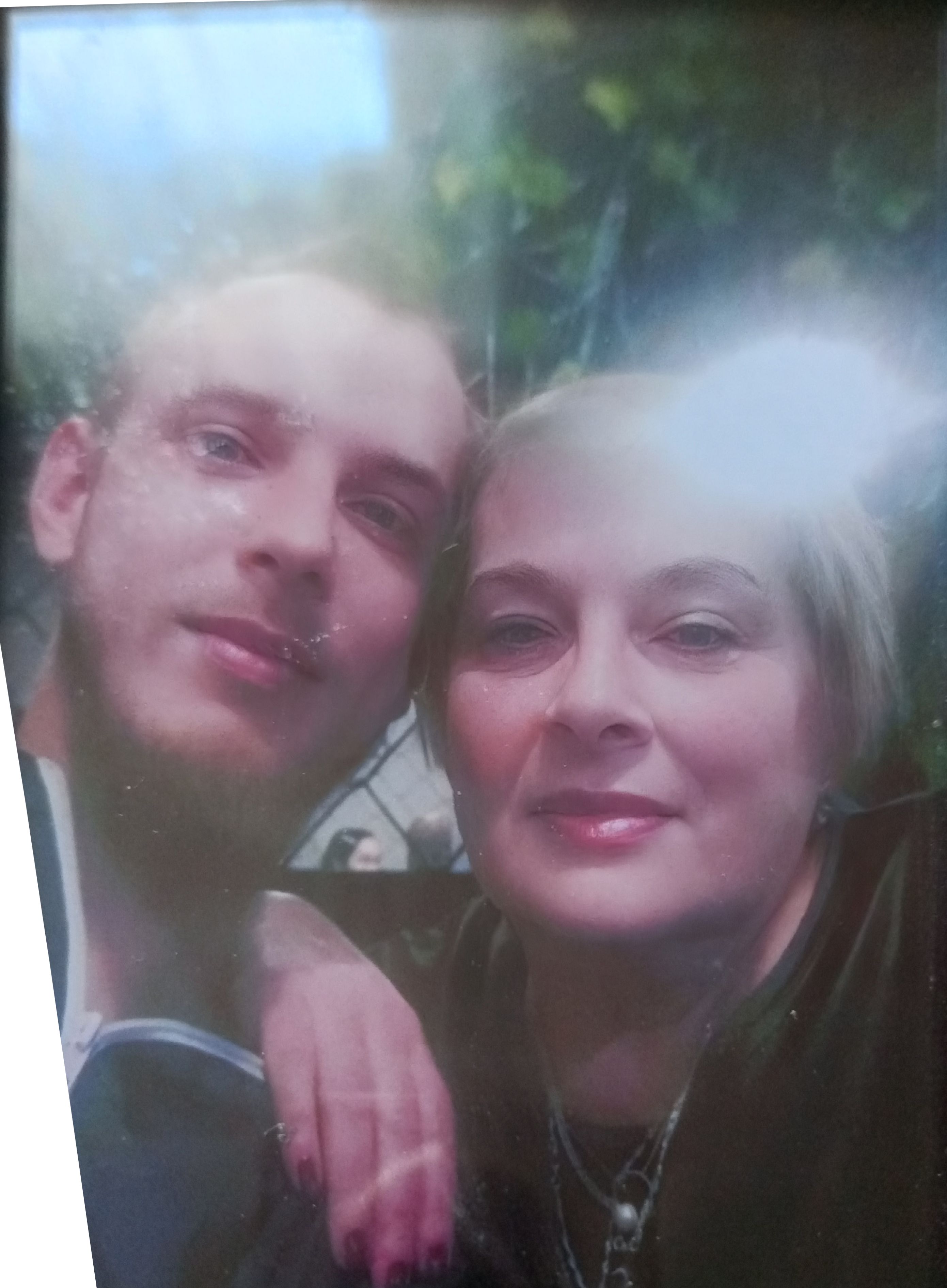 Старый портрет с засветами и бликами до реставрации | Хронографика Старый портрет с засветами и бликами до реставрации | Хронографика