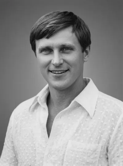 Возвращение четкости: Реставрация мужского портрета