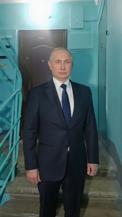 Путин поздравляет с днём рождения в подъезде
