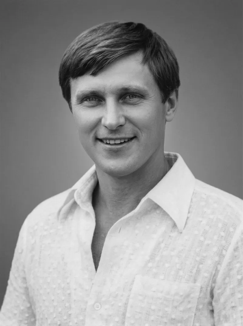 Возвращение четкости: Реставрация мужского портрета