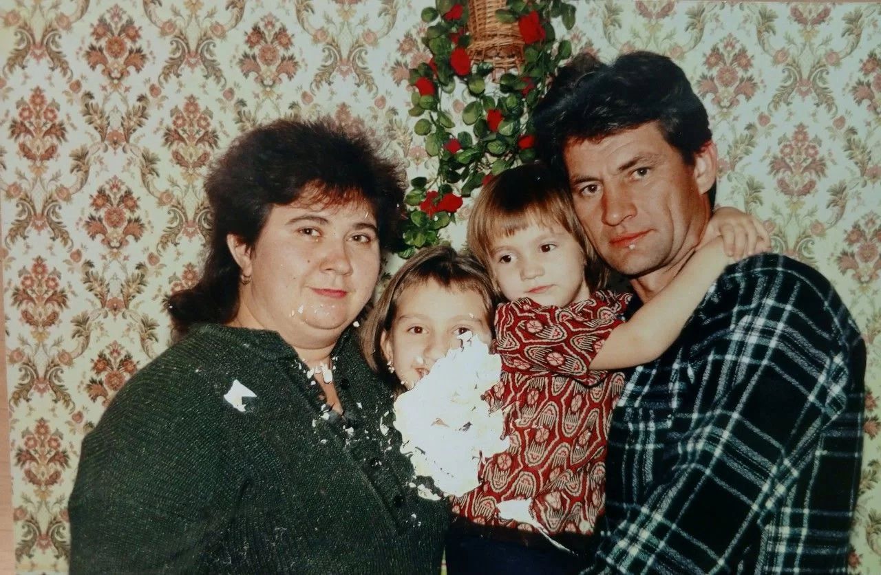 Разорванная старая семейная фотография с утраченной частью лица до реставрации | Хронографика Разорванная старая семейная фотография с утраченной частью лица до реставрации | Хронографика